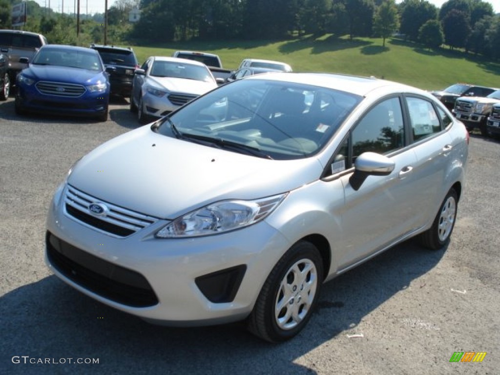 2013 Fiesta SE Sedan - Ingot Silver / Charcoal Black/Blue Accent photo #4