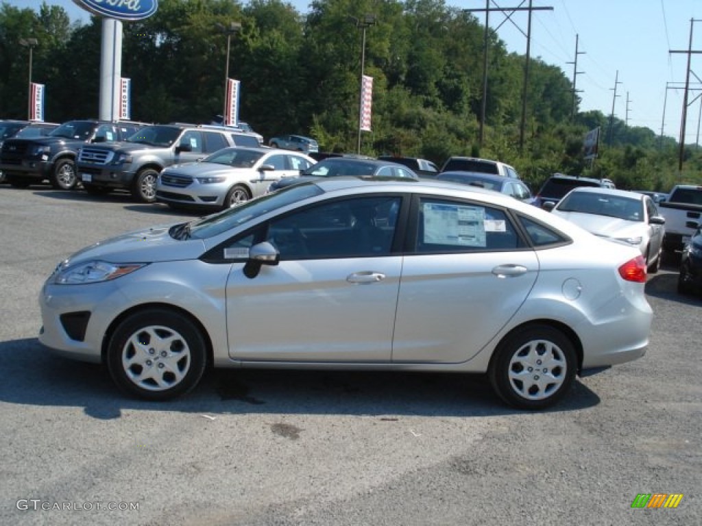 Ingot Silver 2013 Ford Fiesta SE Sedan Exterior Photo #69867394