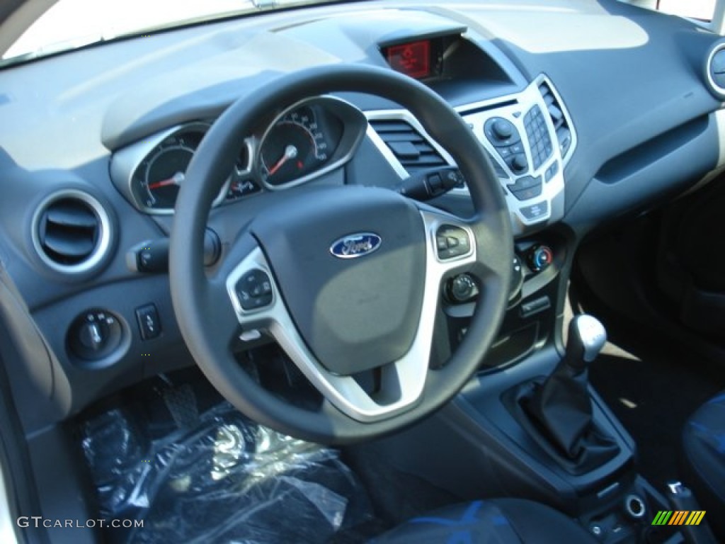 2013 Ford Fiesta SE Sedan Charcoal Black/Blue Accent Dashboard Photo #69867439