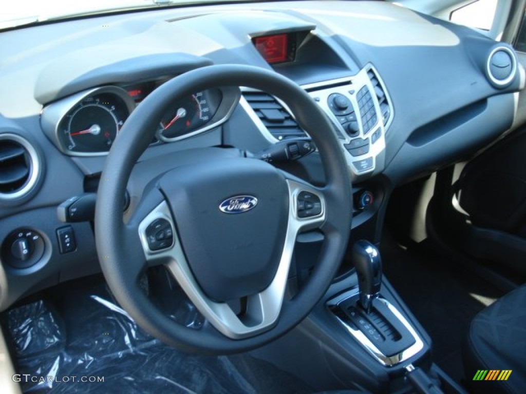 2013 Ford Fiesta SE Sedan Charcoal Black Dashboard Photo #69867796