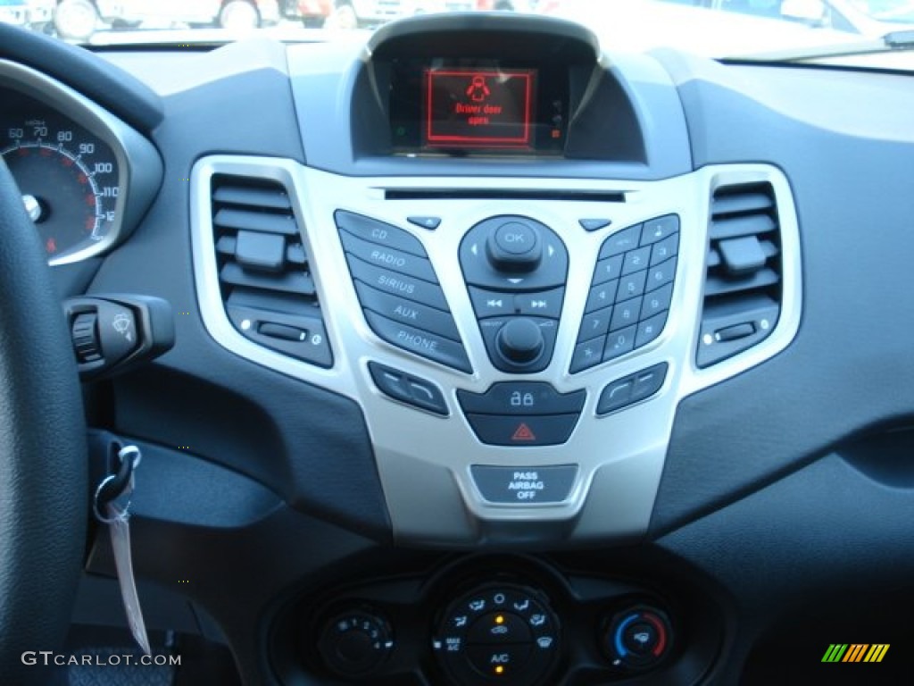 2013 Fiesta SE Sedan - Tuxedo Black / Charcoal Black photo #16