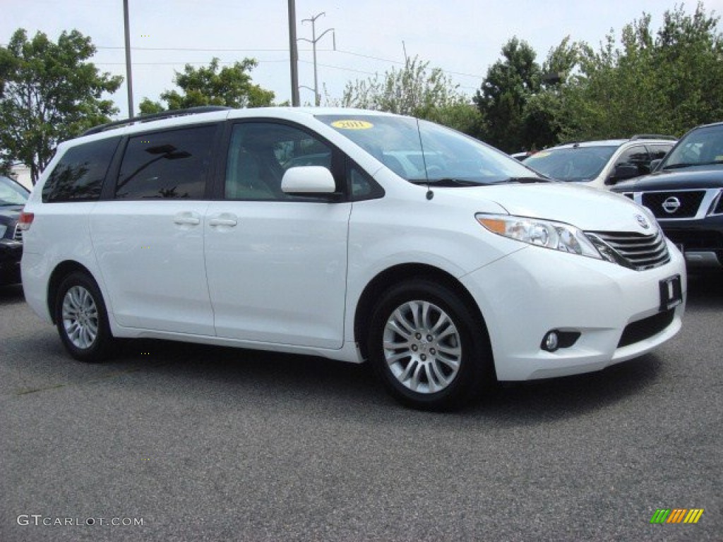 2011 Sienna XLE - Super White / Light Gray photo #2