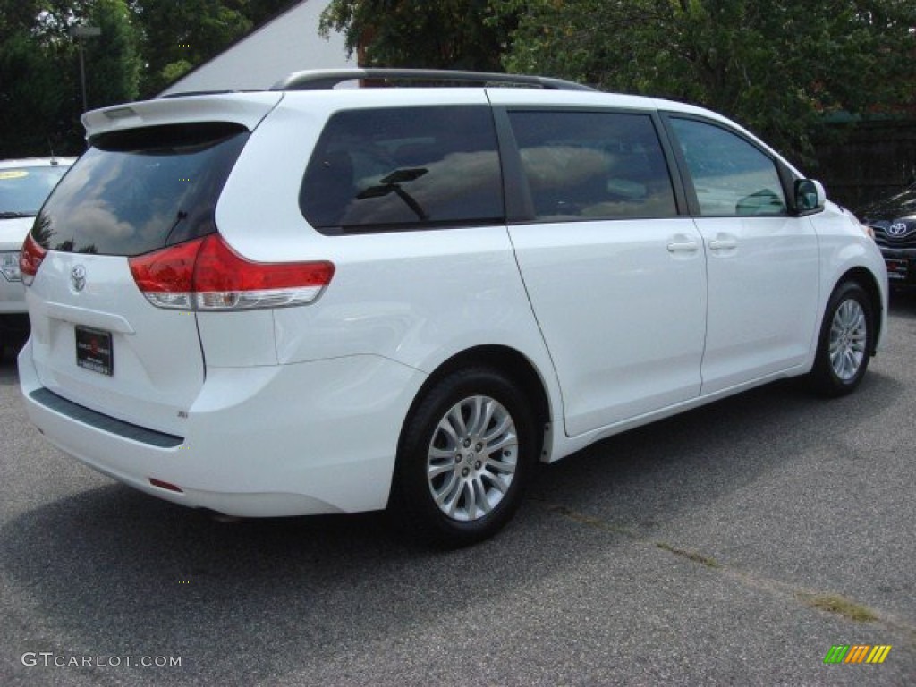 2011 Sienna XLE - Super White / Light Gray photo #3