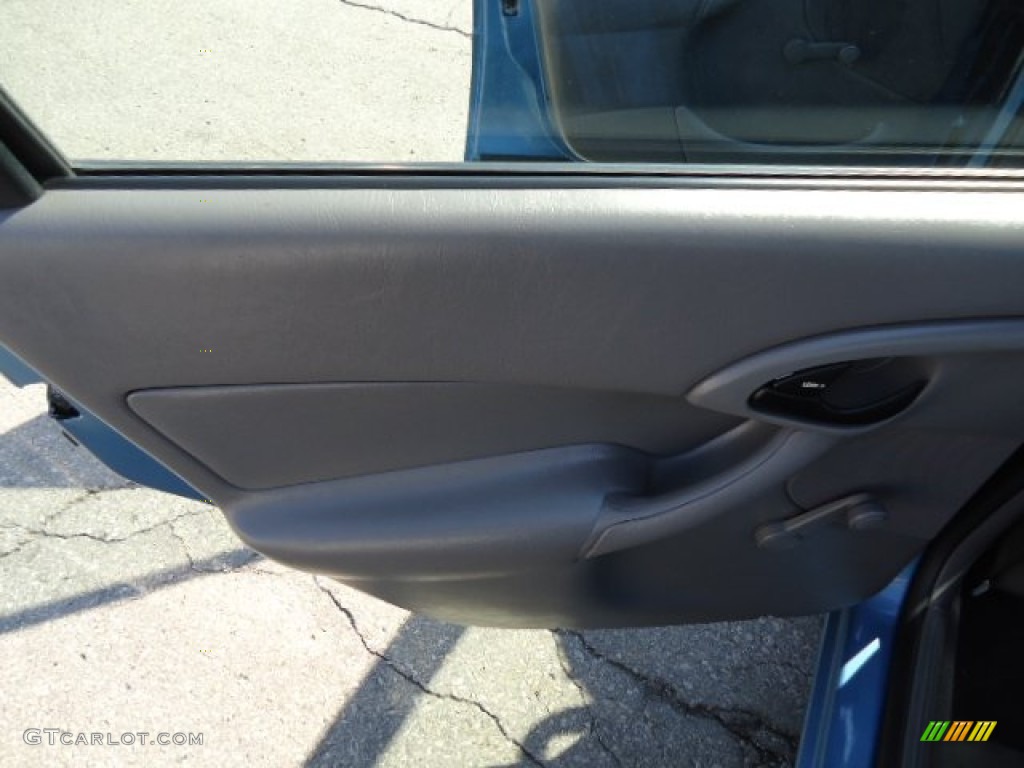 2000 Focus LX Sedan - Light Sapphire Blue Metallic / Medium Graphite photo #15