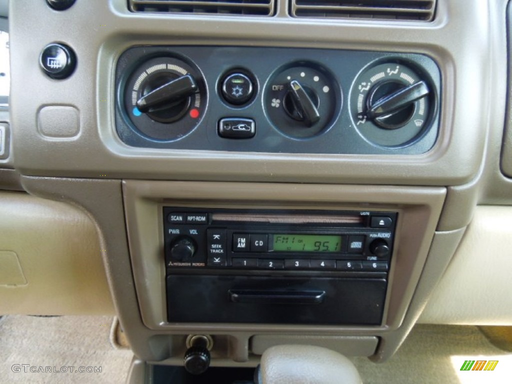 2002 Mitsubishi Montero Sport LS Controls Photo #69908168