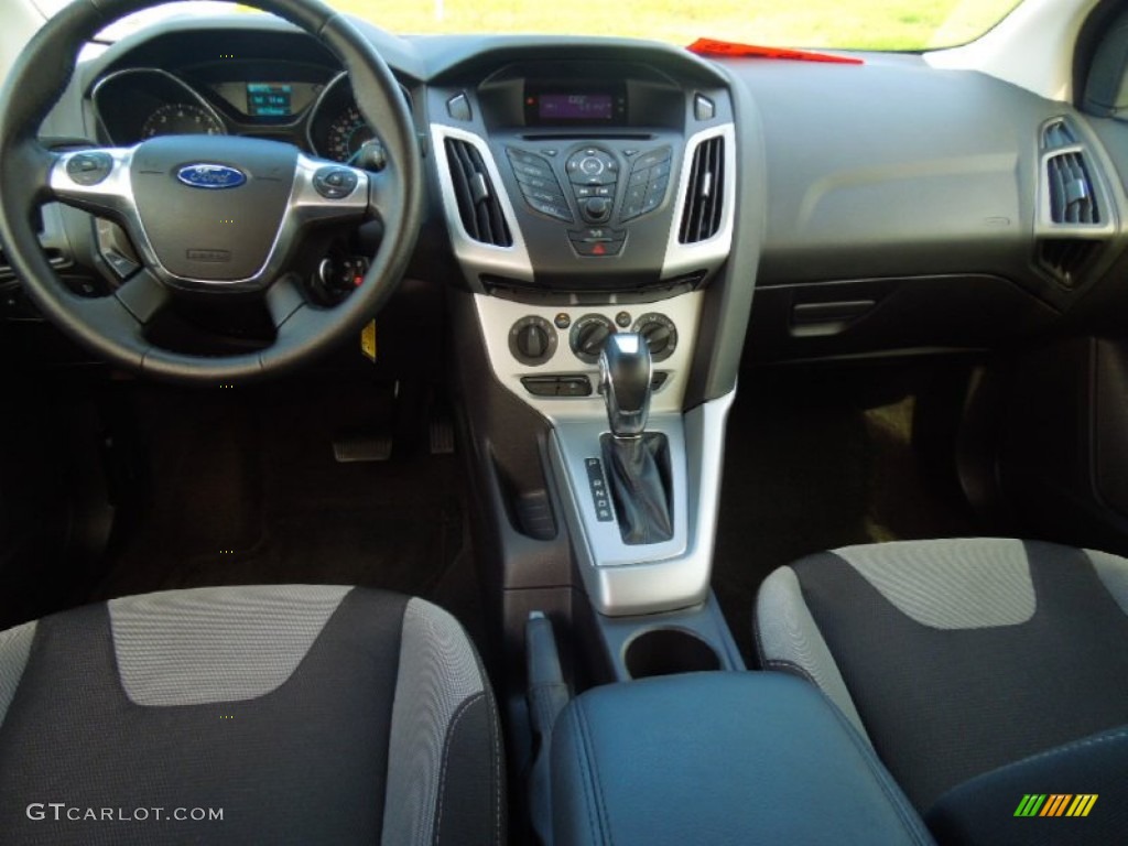 2012 Focus SE Sport Sedan - Race Red / Two-Tone Sport photo #18