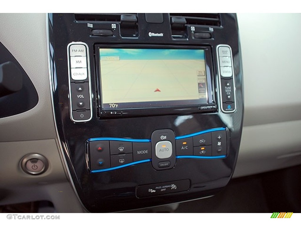 2012 Nissan LEAF SL Controls Photo #69910148
