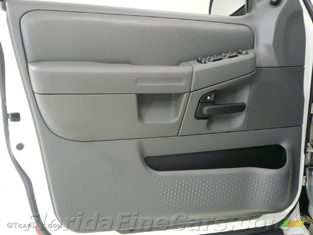 2002 Explorer XLT - Oxford White / Graphite photo #10