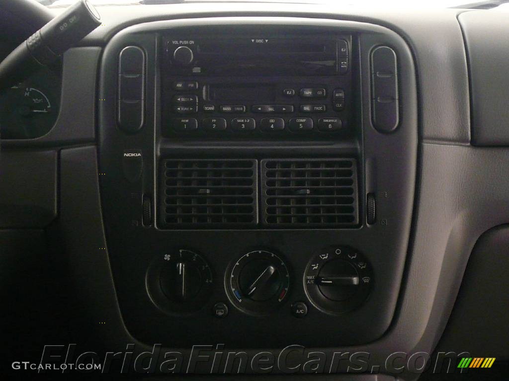 2002 Explorer XLT - Oxford White / Graphite photo #18