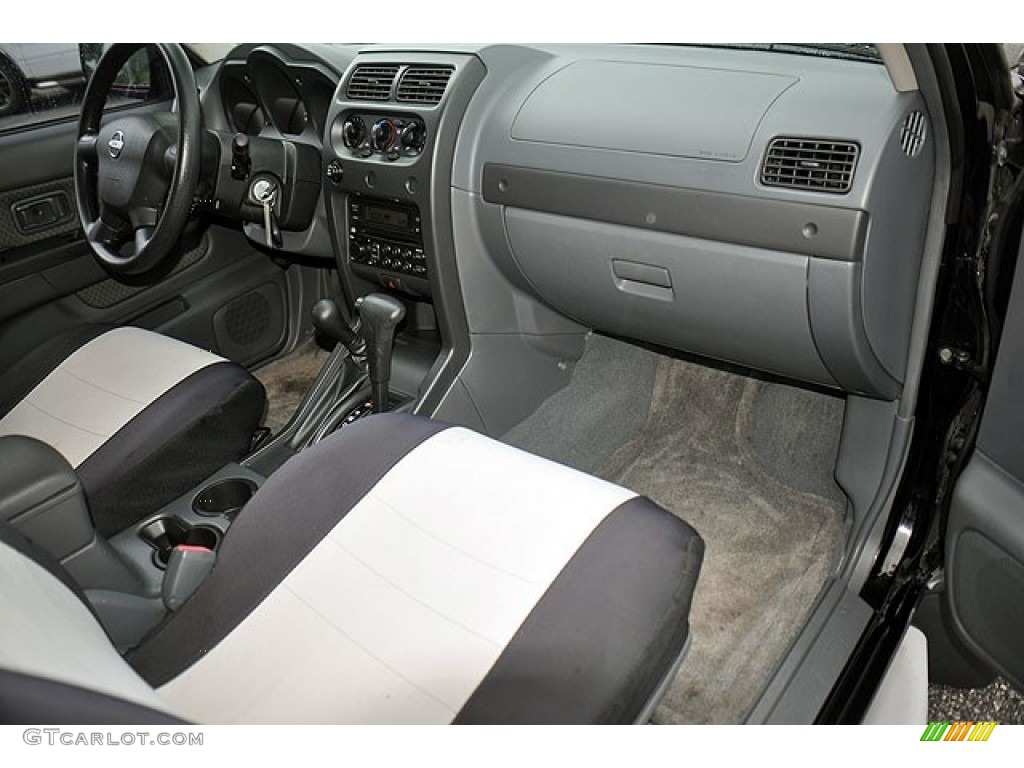 2002 Xterra SE V6 4x4 - Super Black / Gray Celadon photo #15