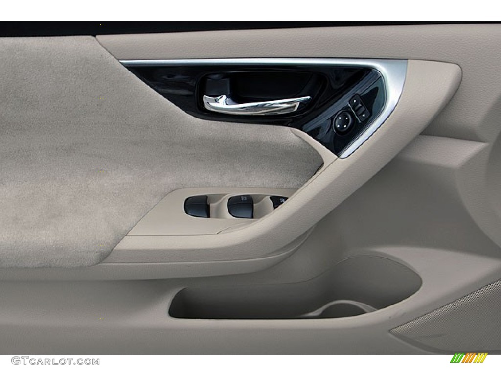 2013 Nissan Altima 2.5 SV Door Panel Photos