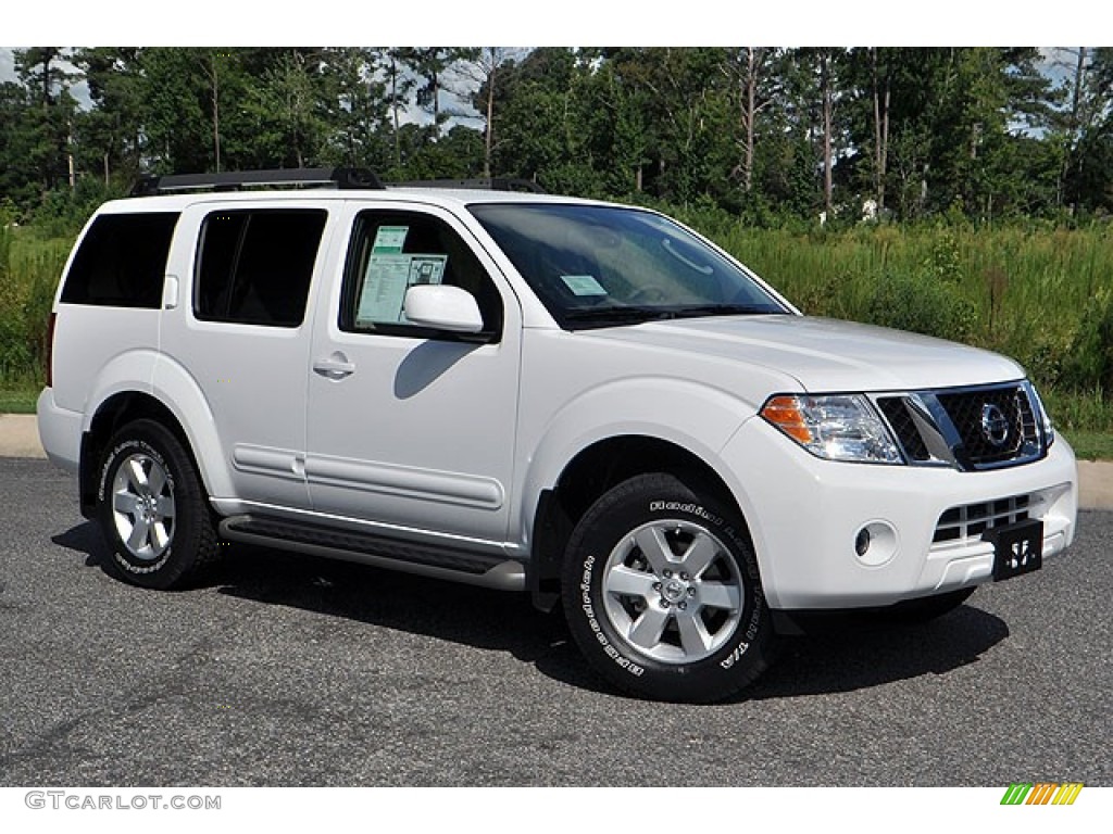 Avalanche White Nissan Pathfinder