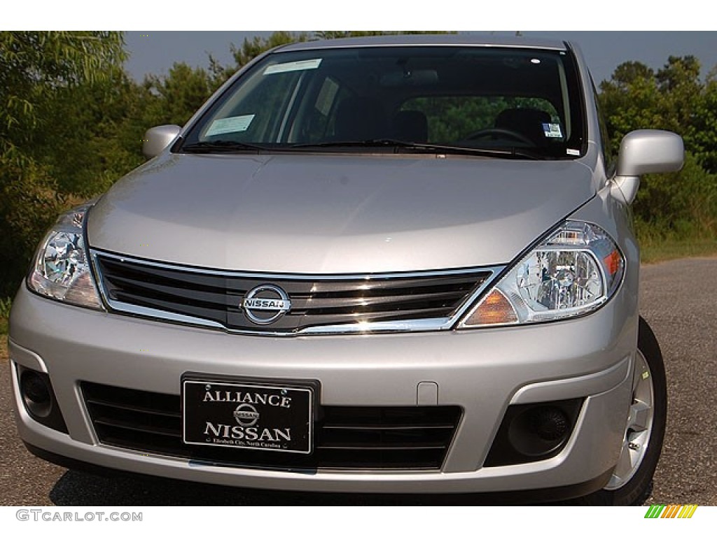 2012 Versa 1.8 S Hatchback - Brilliant Silver Metallic / Charcoal photo #3