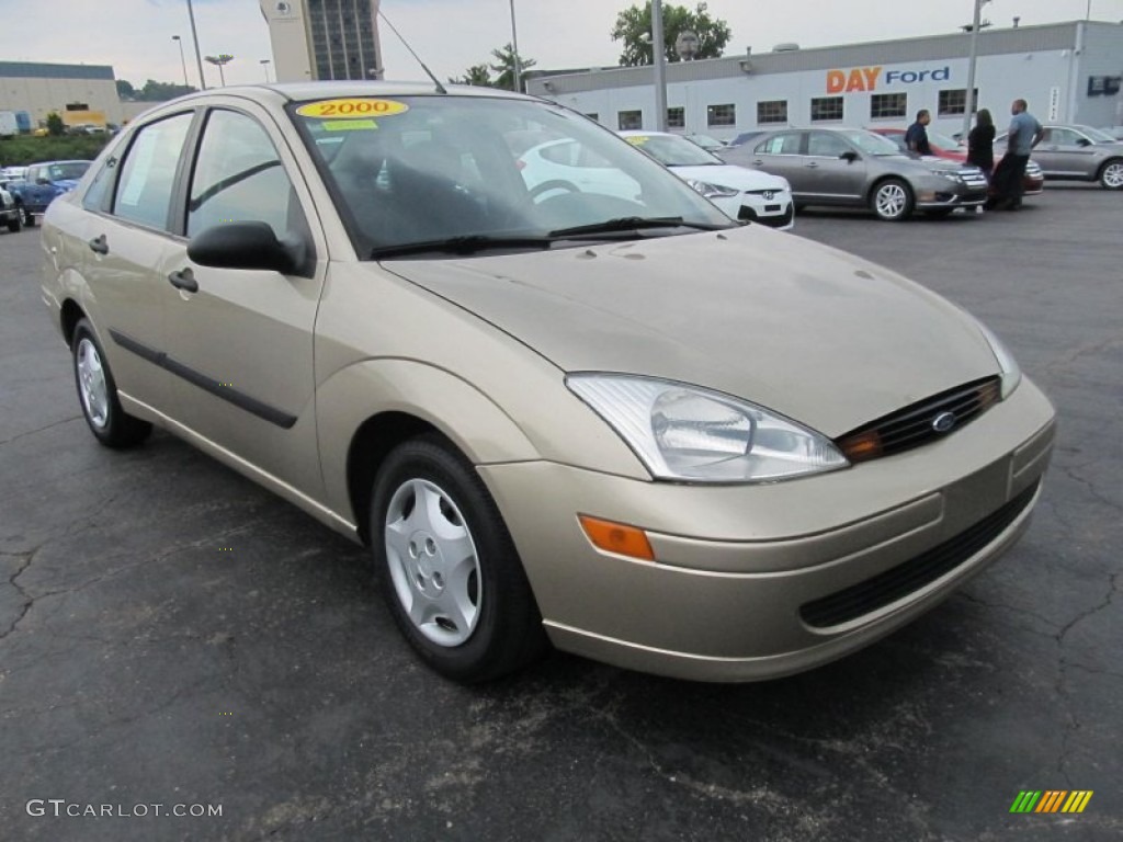 2000 Focus LX Sedan - Fort Knox Gold Metallic / Dark Charcoal photo #6