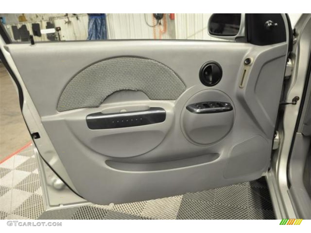2004 Chevrolet Aveo LS Hatchback Gray Door Panel Photo #69970405