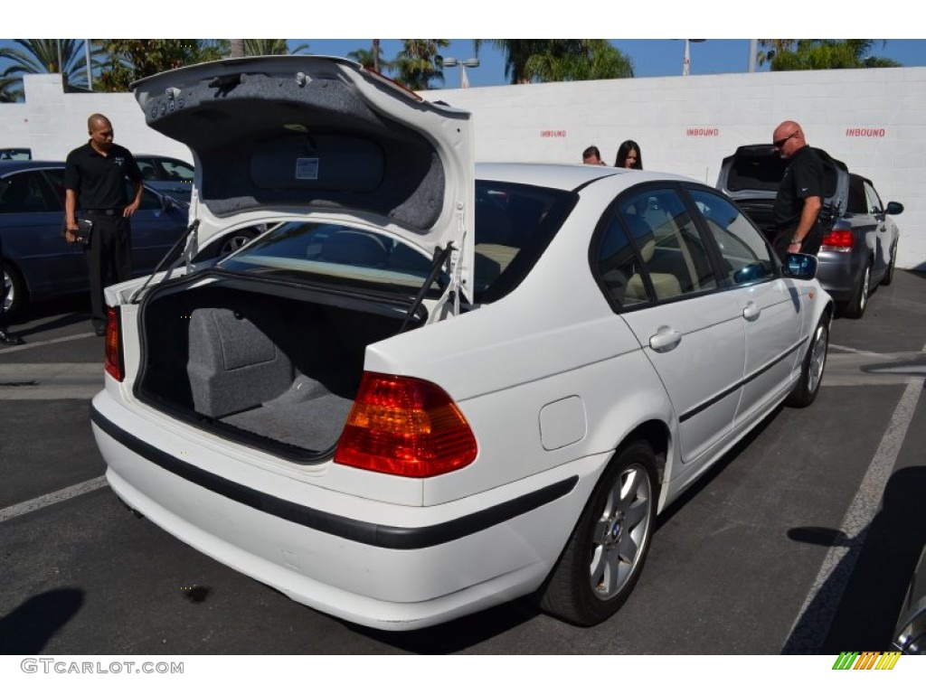 2004 3 Series 325i Sedan - Alpine White / Sand photo #3