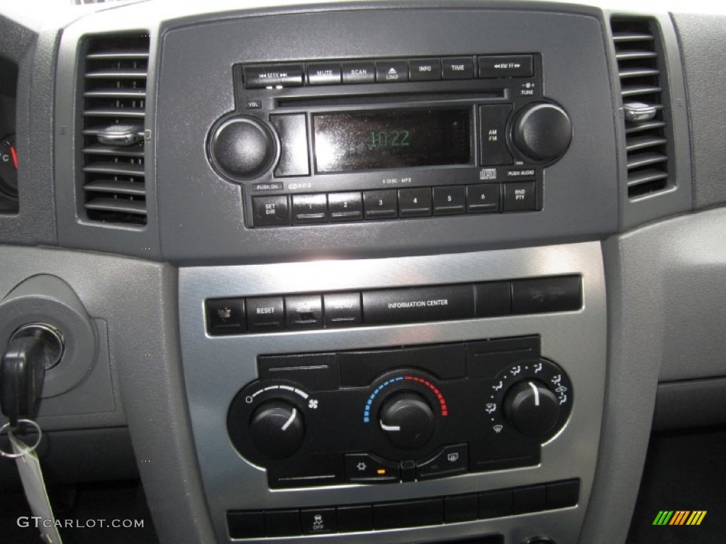 2005 Jeep Grand Cherokee Laredo 4x4 Controls Photo #69974349