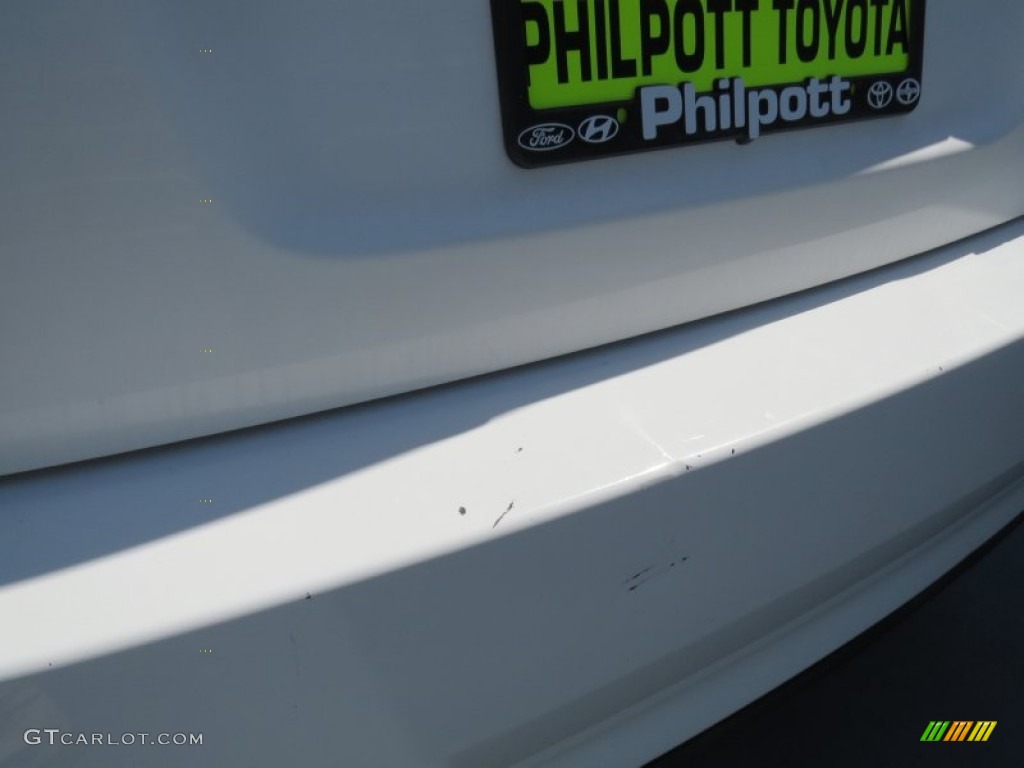 2005 Prius Hybrid - Super White / Gray/Burgundy photo #17