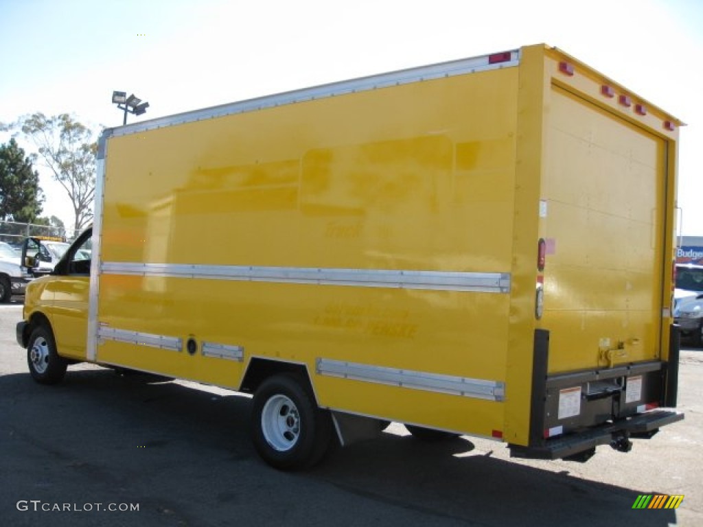 2009 Savana Cutaway 3500 Commercial Moving Truck - Yellow / Medium Pewter photo #4