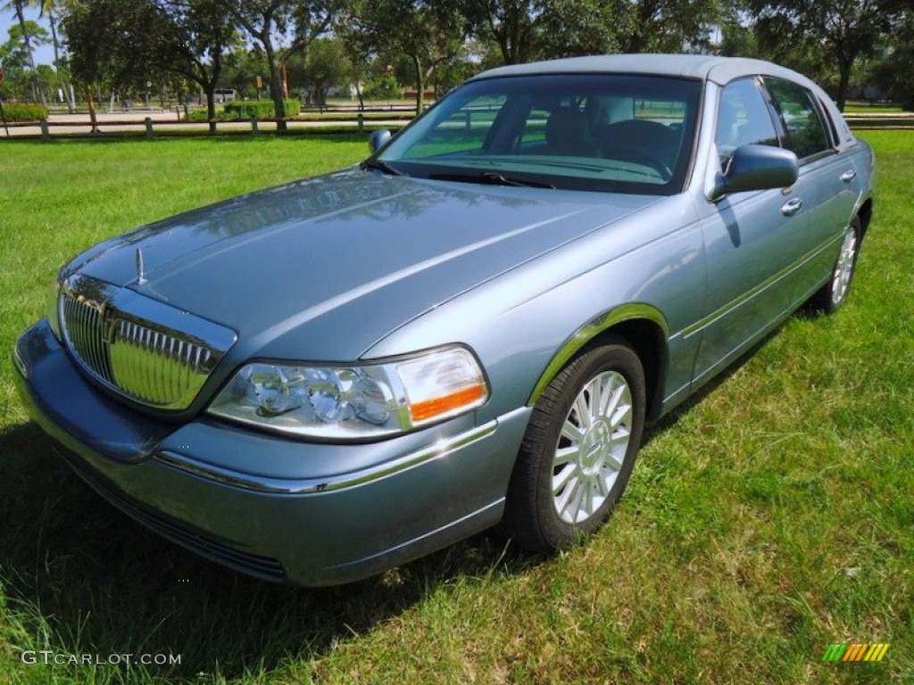 2004 Town Car Signature - Medium Steel Blue Metallic / Shale/Dove photo #2