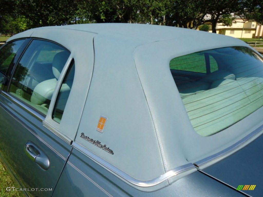 2004 Town Car Signature - Medium Steel Blue Metallic / Shale/Dove photo #21