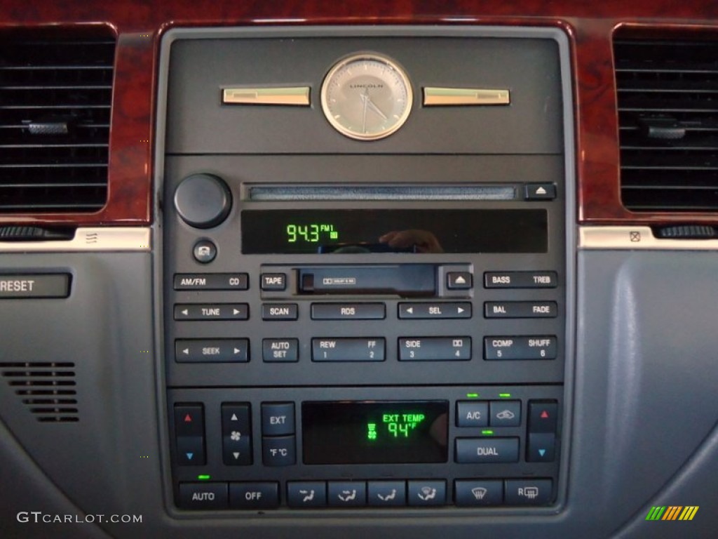 2004 Lincoln Town Car Signature Controls Photo #69988573