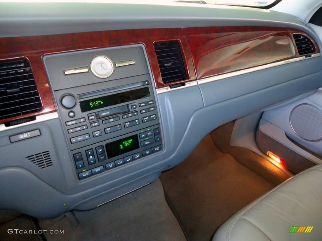 2004 Lincoln Town Car Signature Shale/Dove Dashboard Photo #69988580