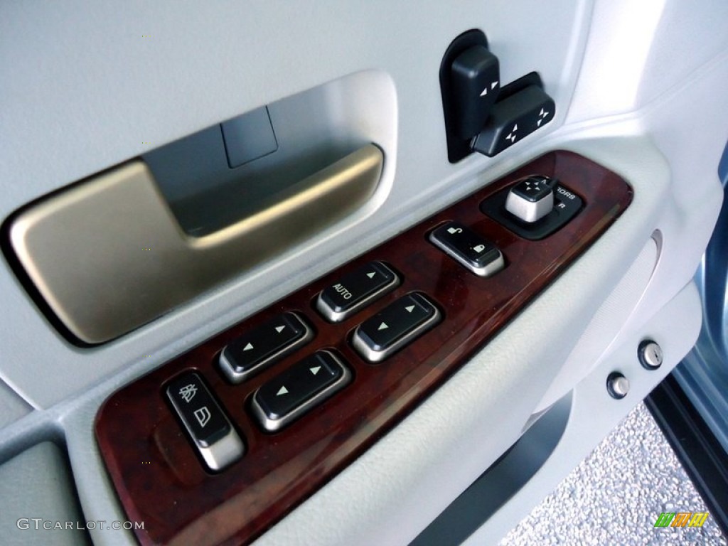 2004 Lincoln Town Car Signature Controls Photos
