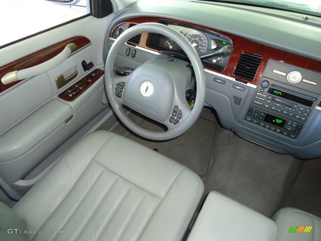 2004 Lincoln Town Car Signature Shale/Dove Dashboard Photo #69988714