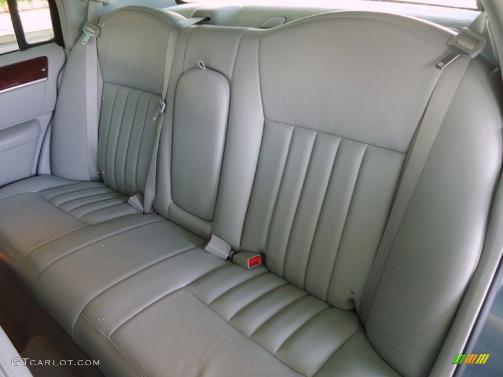 2004 Lincoln Town Car Signature Rear Seat Photo #69988792