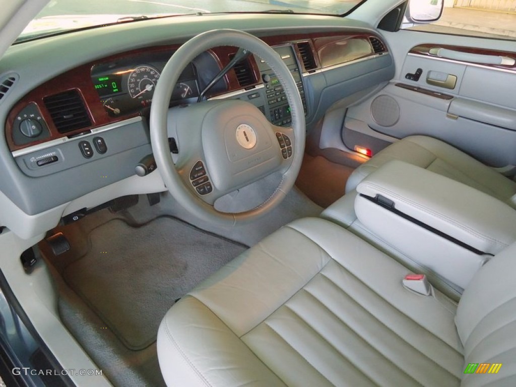 Shale/Dove Interior 2004 Lincoln Town Car Signature Photo #69988804