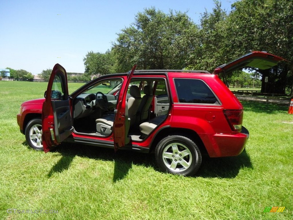 2005 Grand Cherokee Laredo - Inferno Red Crystal Pearl / Medium Slate Gray photo #22