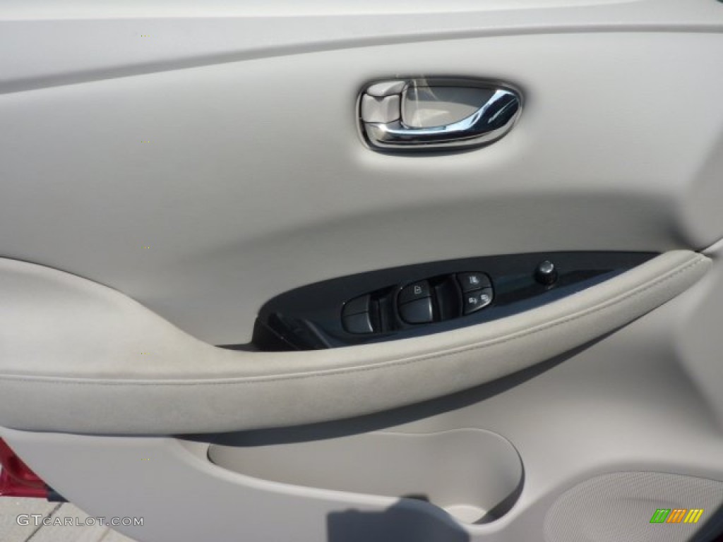2012 Nissan LEAF SL Light Gray Door Panel Photo #69995677