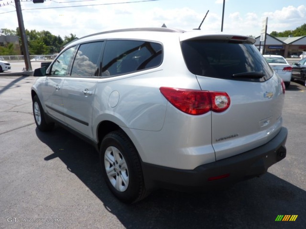 2010 Traverse LS - Silver Ice Metallic / Dark Gray/Light Gray photo #5