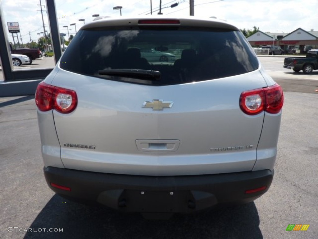 2010 Traverse LS - Silver Ice Metallic / Dark Gray/Light Gray photo #6