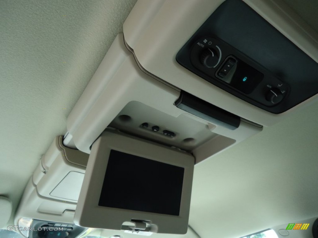 2006 Chrysler Town & Country Limited Controls Photo #70012744