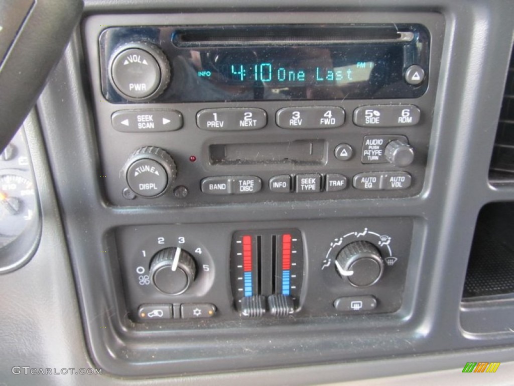 2004 Chevrolet Tahoe LS 4x4 Controls Photo #70013786