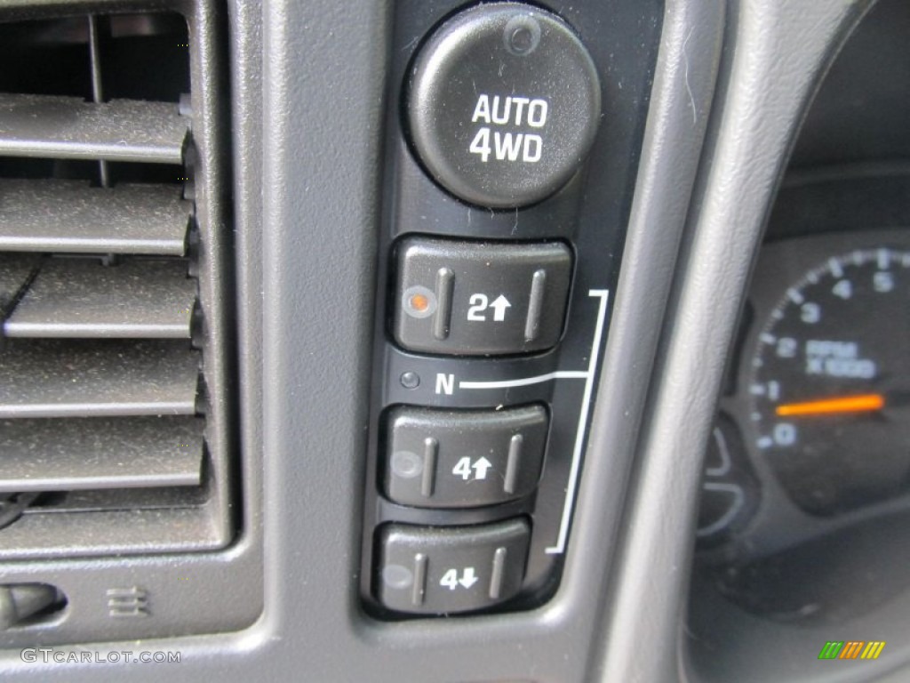 2004 Chevrolet Tahoe LS 4x4 Controls Photo #70013798