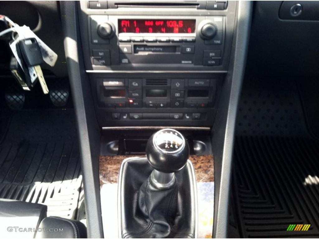 2004 Audi S4 4.2 quattro Sedan Controls Photo #70029590