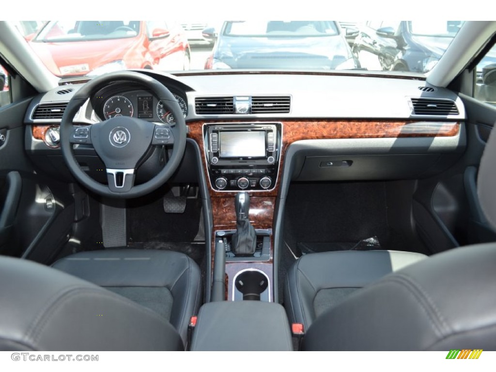 2013 Volkswagen Passat V6 SEL Dashboard Photos