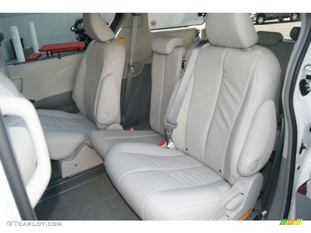 Light Gray Interior 2013 Toyota Sienna XLE Photo #70063177