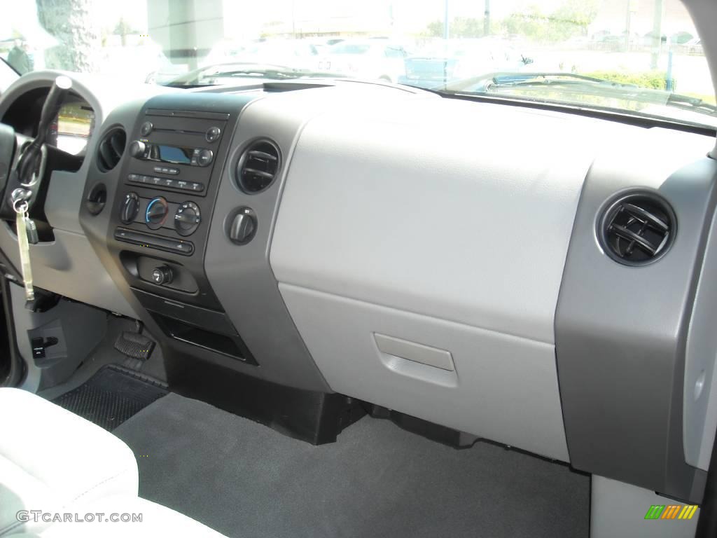 2006 F150 STX SuperCab - Black / Medium Flint photo #18
