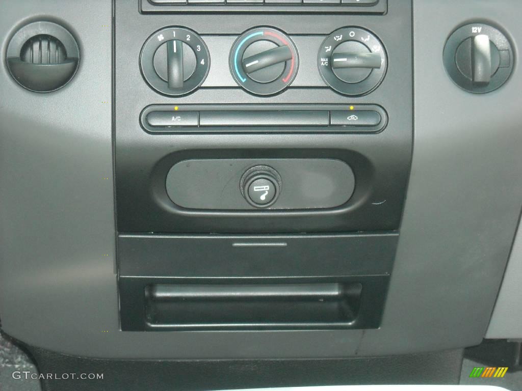 2006 F150 STX SuperCab - Black / Medium Flint photo #27