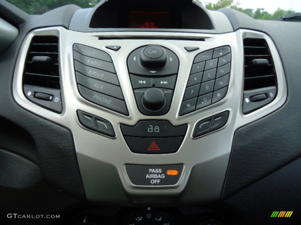 2013 Ford Fiesta SE Hatchback Controls Photo #70096674
