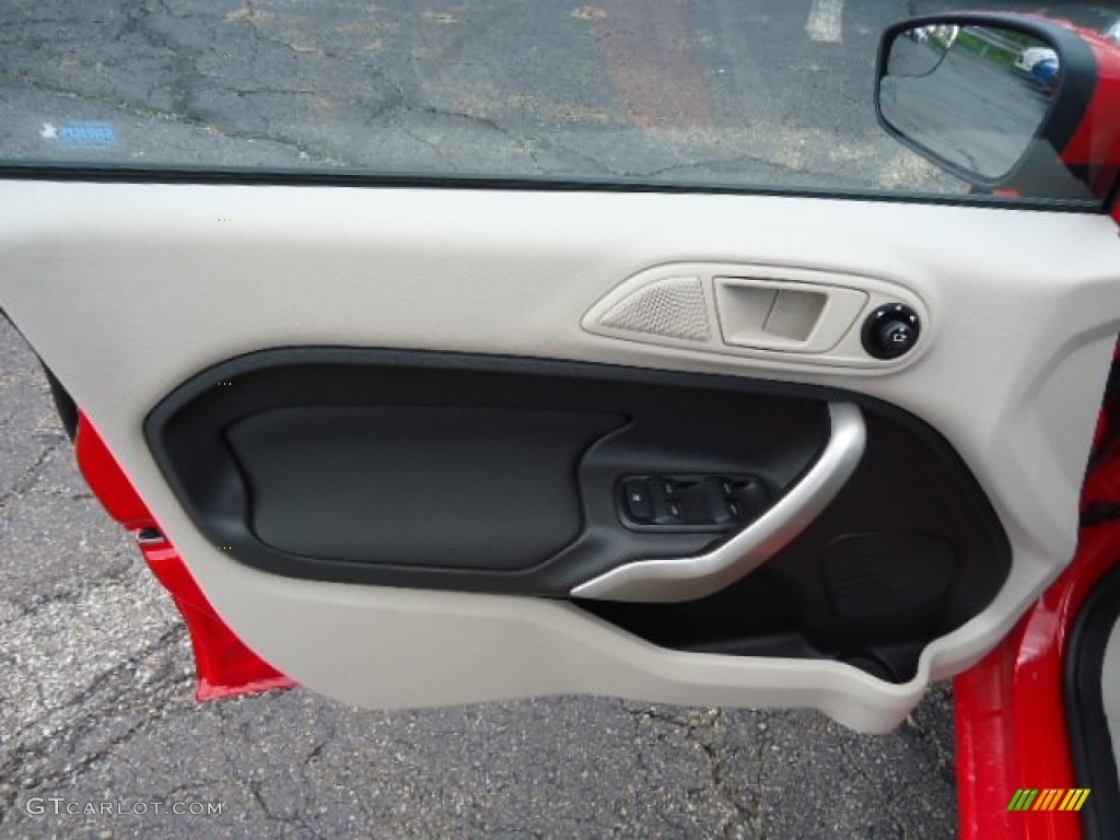 2013 Ford Fiesta SE Sedan Charcoal Black/Light Stone Door Panel Photo #70096773