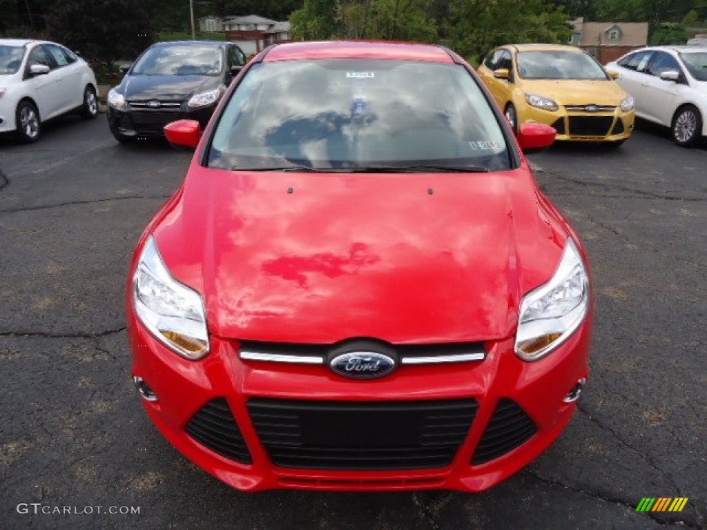 2012 Focus SE Sedan - Race Red / Charcoal Black photo #6