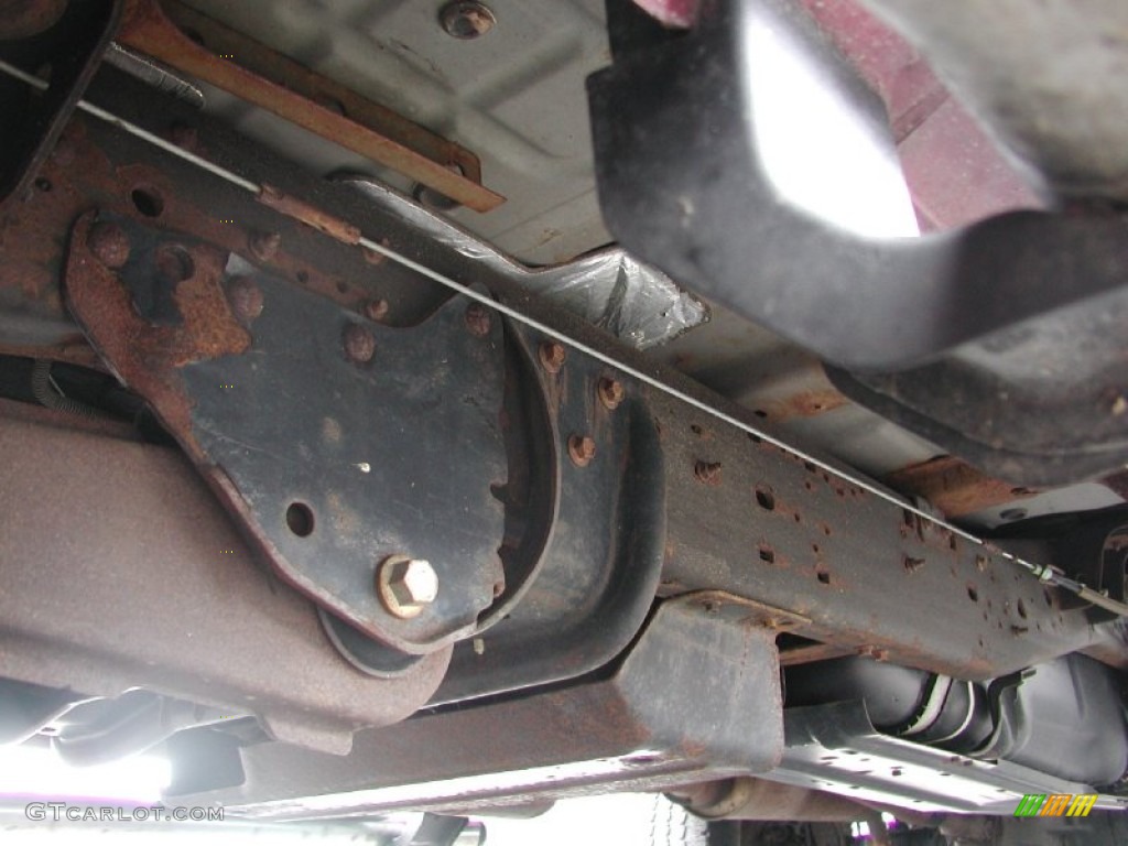 2006 Ford F350 Super Duty XLT SuperCab 4x4 Undercarriage Photo #70102308
