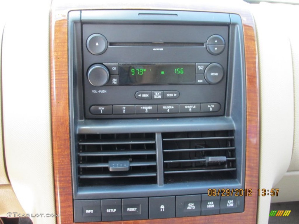 2004 Ford Explorer XLT 4x4 Audio System Photo #70115309