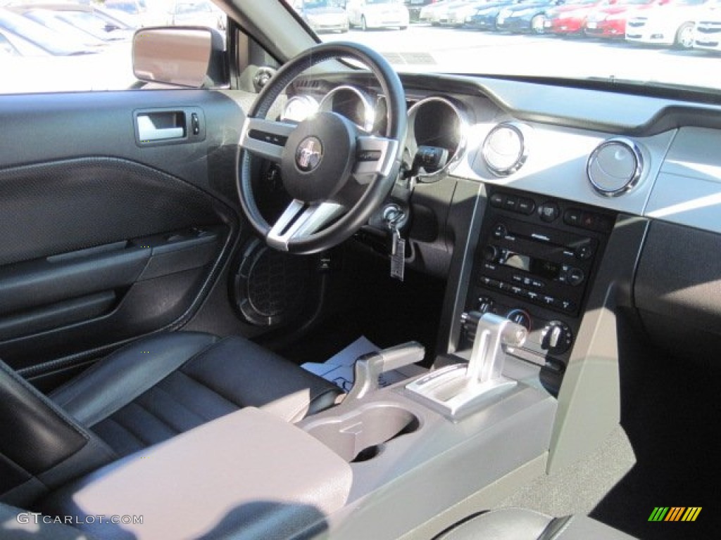 2007 Ford Mustang GT Premium Convertible Dark Charcoal Dashboard Photo #70129516
