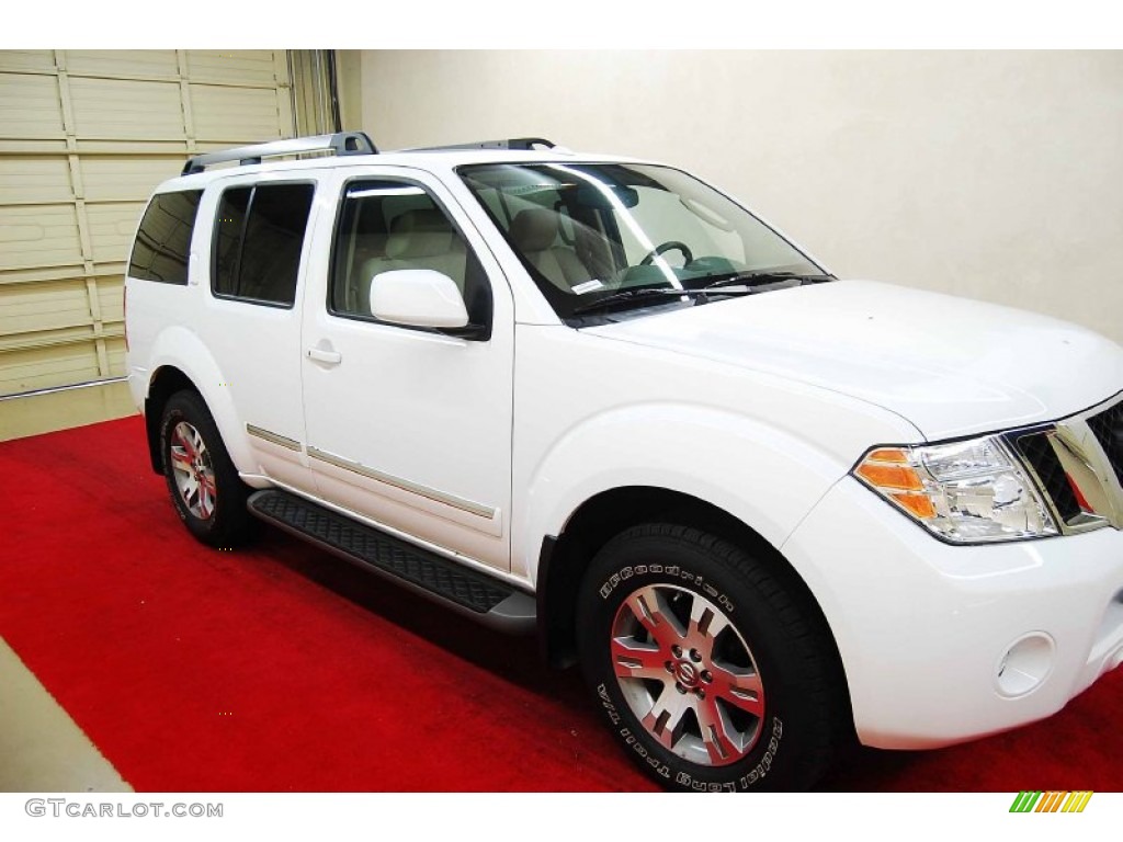 Avalanche White Nissan Pathfinder